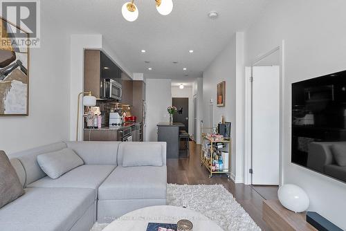 613 - 98 Lillian Street, Toronto, ON - Indoor Photo Showing Living Room