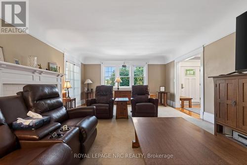Living room to foyer. Commercial space to left - 260 Main Street E, Grimsby (Grimsby East), ON - Indoor Photo Showing Living Room