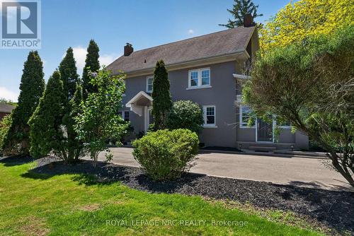 Attractive front portico entrance and door. - 260 Main Street E, Grimsby (Grimsby East), ON - Outdoor