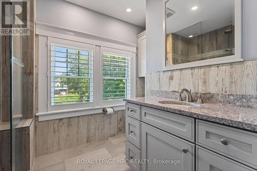 Family bath. - 260 Main Street E, Grimsby (Grimsby East), ON - Indoor Photo Showing Bathroom