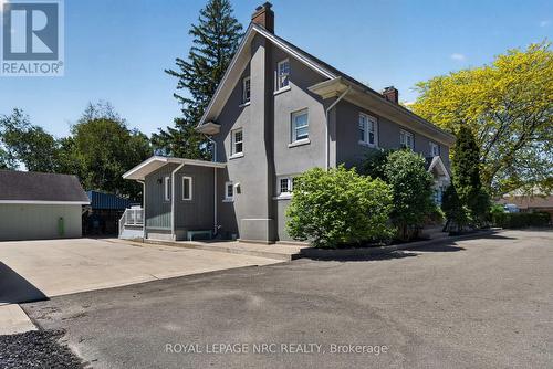 Outside driveway area. - 260 Main Street E, Grimsby (Grimsby East), ON - Outdoor