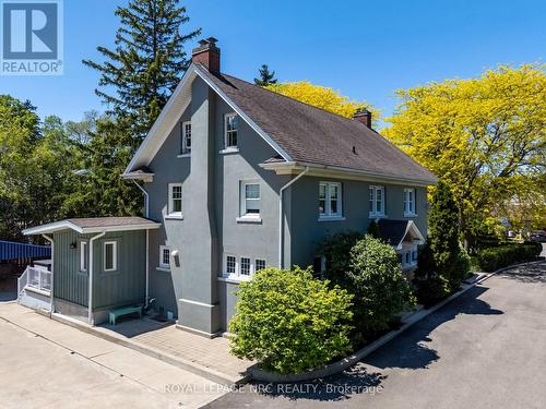 Side view by concrete drive. - 260 Main Street E, Grimsby (Grimsby East), ON - Outdoor
