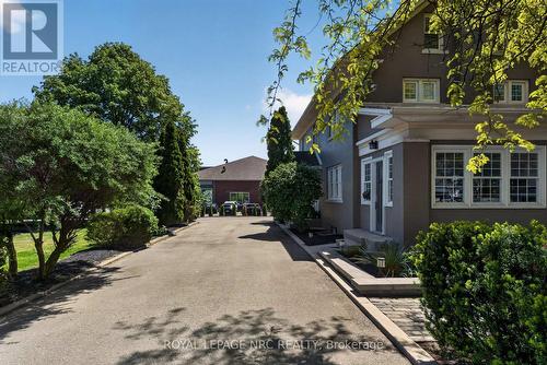 Spacious driveway and impressive entry. - 260 Main Street E, Grimsby (Grimsby East), ON - Outdoor