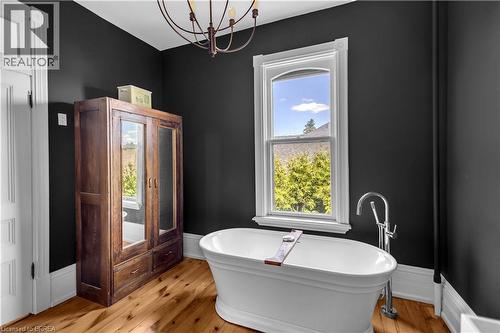 18 Hawarden Avenue, Brantford, ON - Indoor Photo Showing Bathroom