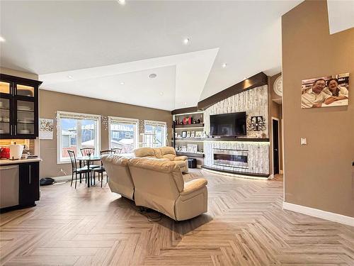 34 Lakeview Drive, Brandon, MB - Indoor Photo Showing Kitchen