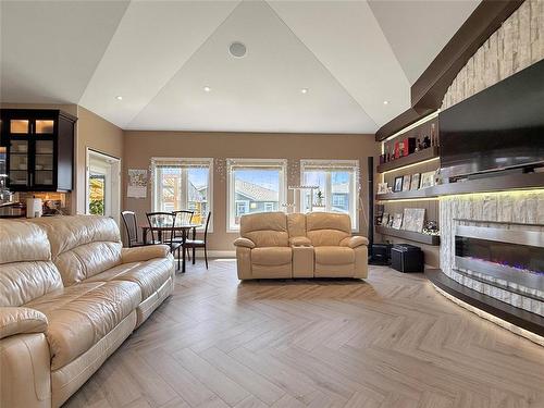 34 Lakeview Drive, Brandon, MB - Indoor Photo Showing Living Room