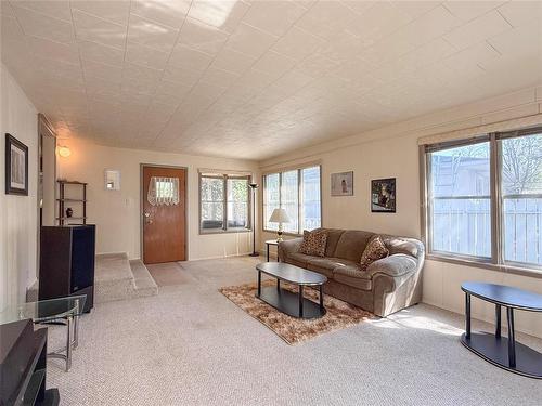 64 Noonan Drive, Brandon, MB - Indoor Photo Showing Living Room