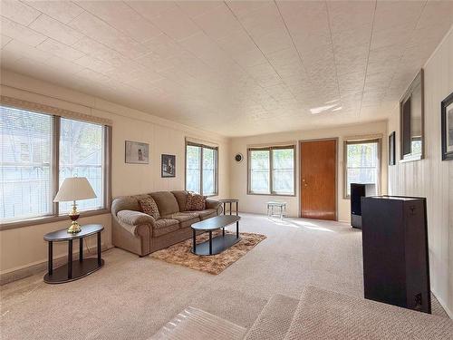 64 Noonan Drive, Brandon, MB - Indoor Photo Showing Living Room