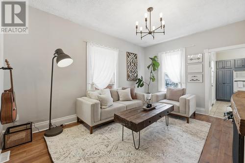 23 East 21St Street, Hamilton, ON - Indoor Photo Showing Living Room