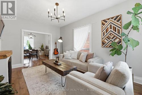 23 East 21St Street, Hamilton, ON - Indoor Photo Showing Living Room