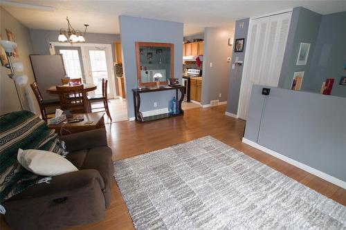 64 Kersey Bay, Winnipeg, MB - Indoor Photo Showing Living Room