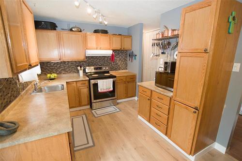 64 Kersey Bay, Winnipeg, MB - Indoor Photo Showing Kitchen