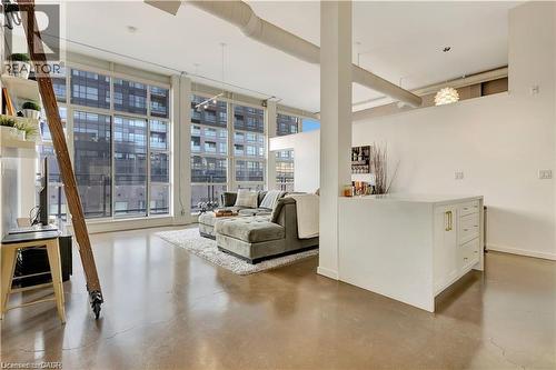 410 King Street W Unit# 506, Kitchener, ON - Indoor Photo Showing Living Room