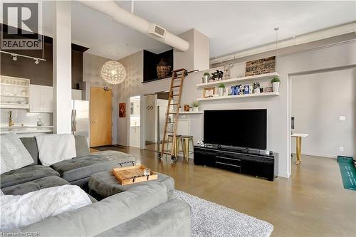 410 King Street W Unit# 506, Kitchener, ON - Indoor Photo Showing Living Room