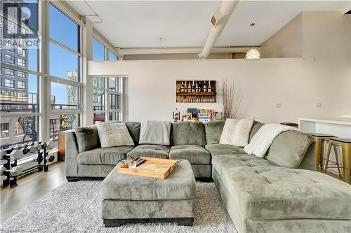 410 King Street W Unit# 506, Kitchener, ON - Indoor Photo Showing Living Room