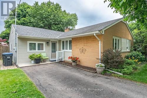 27 SORA DRIVE  Mississauga, ON L5M 1B3