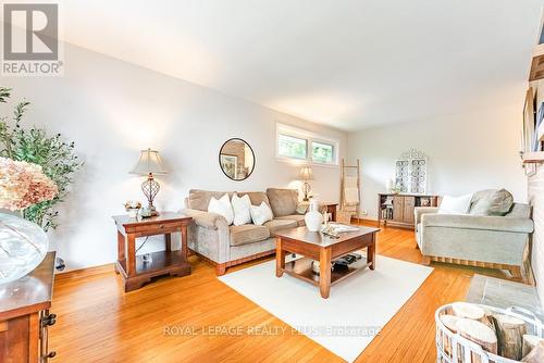 27 Sora Drive, Mississauga, ON - Indoor Photo Showing Living Room
