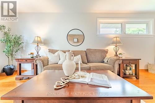 27 Sora Drive, Mississauga, ON - Indoor Photo Showing Living Room