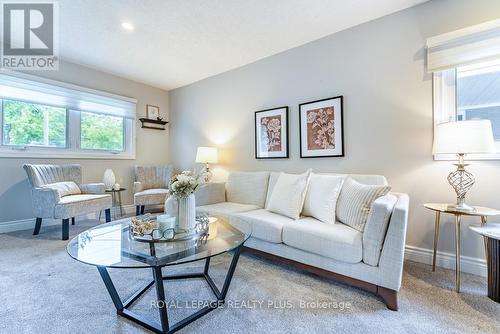 27 Sora Drive, Mississauga, ON - Indoor Photo Showing Living Room