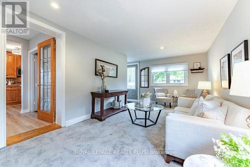 27 Sora Drive, Mississauga, ON - Indoor Photo Showing Living Room