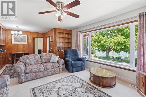 906 N Big Island Road, Prince Edward County (Sophiasburg Ward), ON - Indoor Photo Showing Living Room