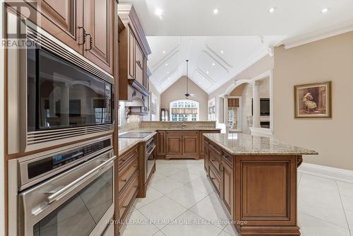 155 Cook'S Mill Crescent, Vaughan, ON - Indoor Photo Showing Kitchen With Upgraded Kitchen