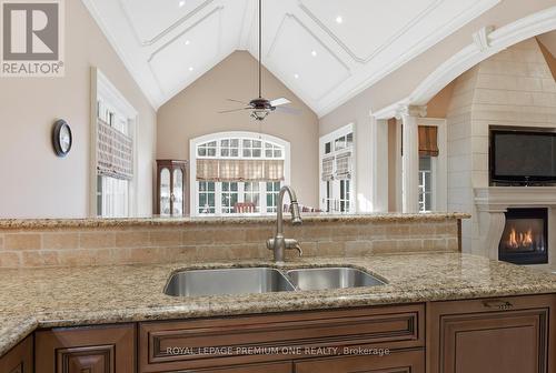 155 Cook'S Mill Crescent, Vaughan, ON - Indoor Photo Showing Kitchen With Double Sink