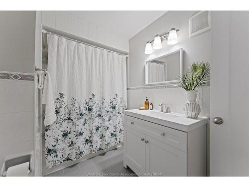 663 Brock Street, Windsor, ON - Indoor Photo Showing Bathroom
