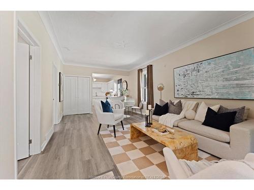 663 Brock Street, Windsor, ON - Indoor Photo Showing Living Room