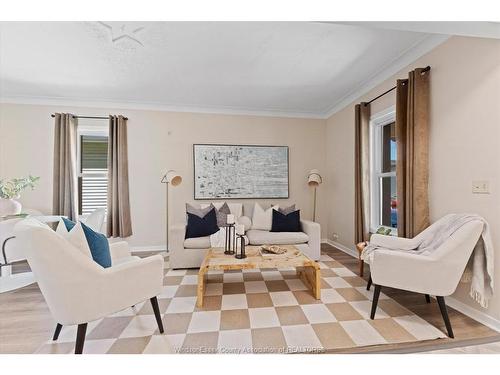 663 Brock Street, Windsor, ON - Indoor Photo Showing Living Room