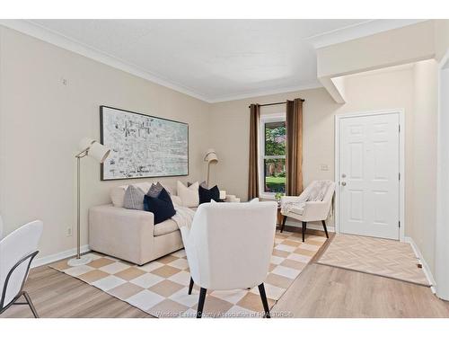 663 Brock Street, Windsor, ON - Indoor Photo Showing Living Room