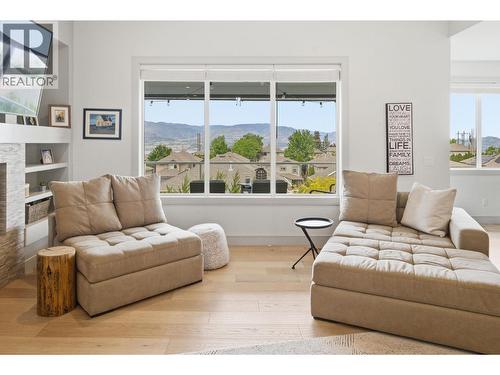 536 Tungsten Court, Kelowna, BC - Indoor Photo Showing Living Room
