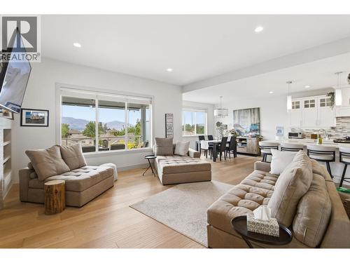 536 Tungsten Court, Kelowna, BC - Indoor Photo Showing Living Room