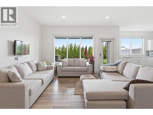 536 Tungsten Court, Kelowna, BC - Indoor Photo Showing Living Room