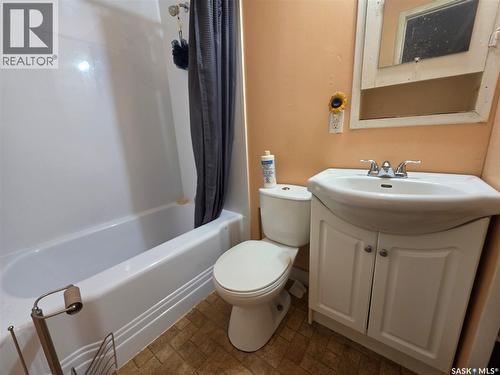 678 1St Avenue Ne, Swift Current, SK - Indoor Photo Showing Bathroom