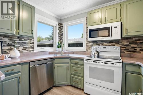 118 Laurentian Drive, Saskatoon, SK - Indoor Photo Showing Kitchen