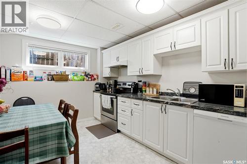 118 Laurentian Drive, Saskatoon, SK - Indoor Photo Showing Kitchen With Double Sink
