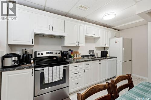 118 Laurentian Drive, Saskatoon, SK - Indoor Photo Showing Kitchen With Double Sink