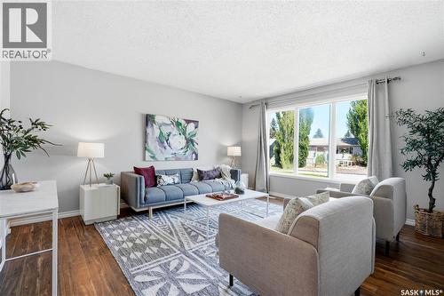 118 Laurentian Drive, Saskatoon, SK - Indoor Photo Showing Living Room