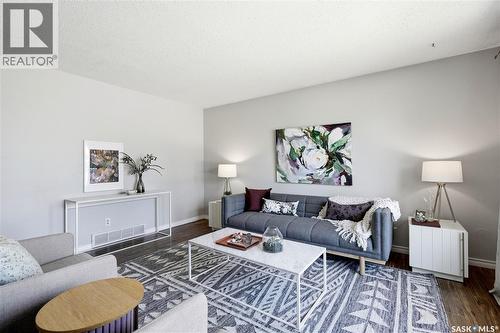 118 Laurentian Drive, Saskatoon, SK - Indoor Photo Showing Living Room