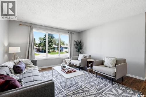 118 Laurentian Drive, Saskatoon, SK - Indoor Photo Showing Living Room
