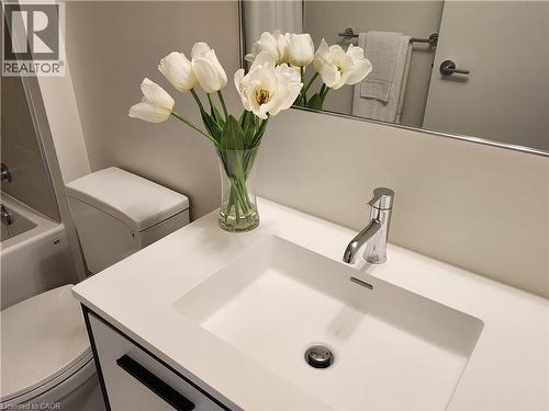 Bright 4 piece bathroom with contemporary aesthetic - 385 Winston Road Unit# 709, Grimsby, ON - Indoor