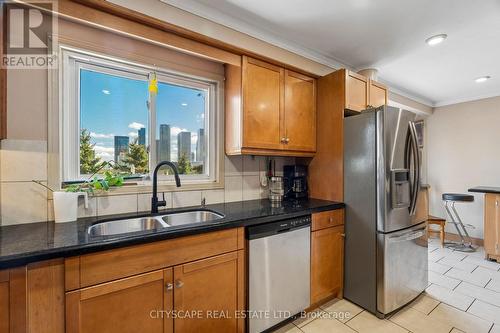 4356 Wakefield Crescent, Mississauga, ON - Indoor Photo Showing Kitchen With Double Sink