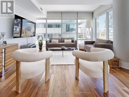 401 - 29 Queens Quay E, Toronto, ON - Indoor Photo Showing Living Room