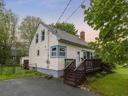 32 Farquharson Street  Dartmouth, NS B2W 1T3
