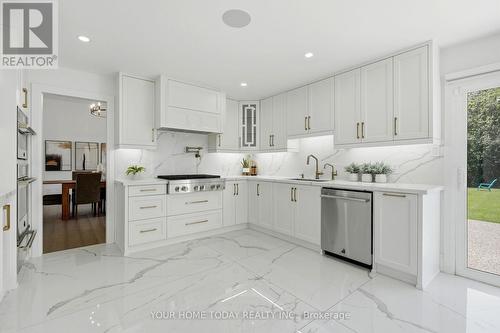 27 Chantelay Crescent, Halton Hills, ON - Indoor Photo Showing Kitchen With Upgraded Kitchen