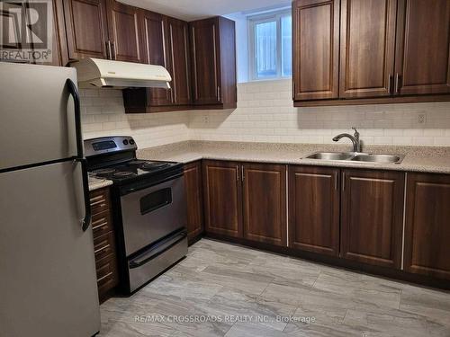 673 Bristol Road W, Mississauga, ON - Indoor Photo Showing Kitchen With Double Sink