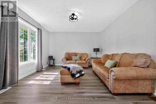 2555 Hodgins Road, Severn, ON - Indoor Photo Showing Living Room