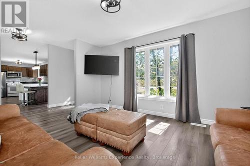 2555 Hodgins Road, Severn, ON - Indoor Photo Showing Living Room