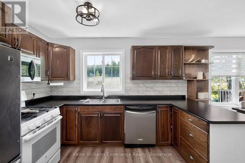 2555 Hodgins Road, Severn, ON - Indoor Photo Showing Kitchen